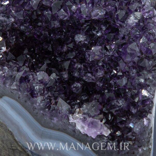 سنگ آمیتیست اروگوئه روی پایه چوبی