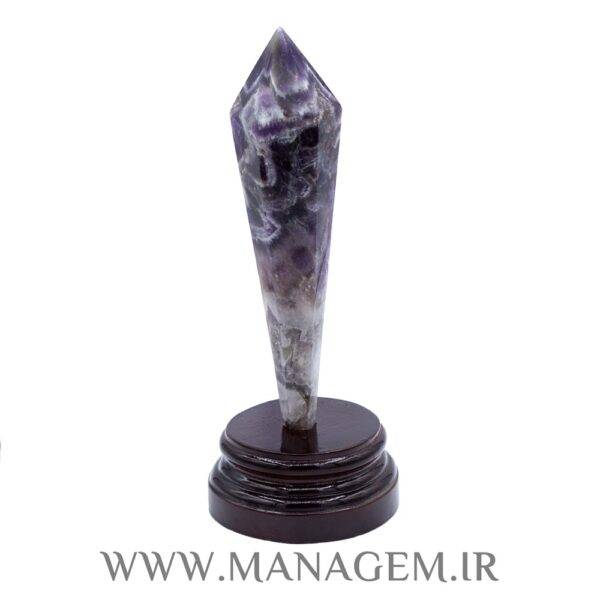 منشور سنگ آمیتیست روی پایه چوبی
